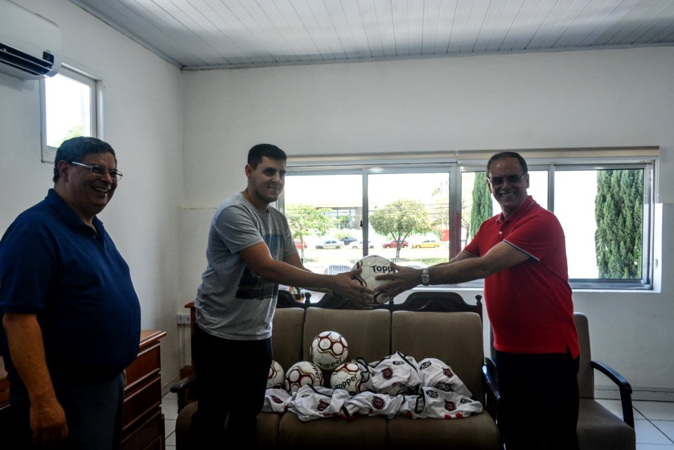 08.12.2017 - Marketing do GEB  entrega material esportivo que foi utilizado na série B (bolas, coletes) à Smed, para distribuição nas escolas