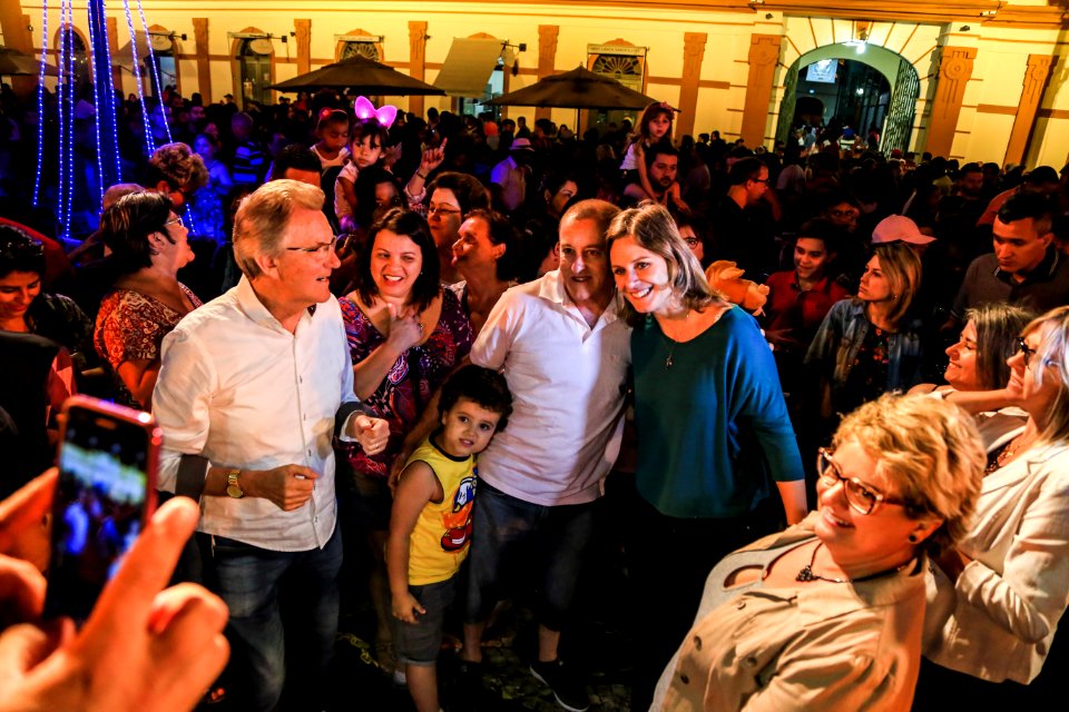 10.12.2017 - Prefeita Paula Mascarenhas e vice Idemar Barz na chegada do Papai Noel e entrega da chave da cidade