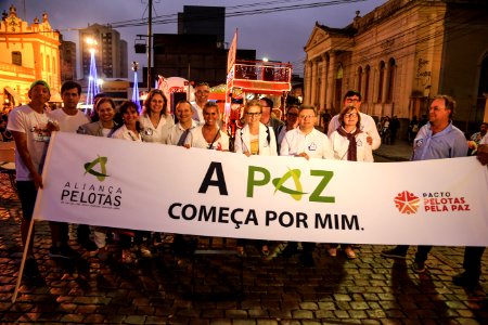 20.12.2017 - Prefeita Paula Mascarenhas e vice Idemar Barz na Noite da Paz - Caminhada Aliança Pelotas