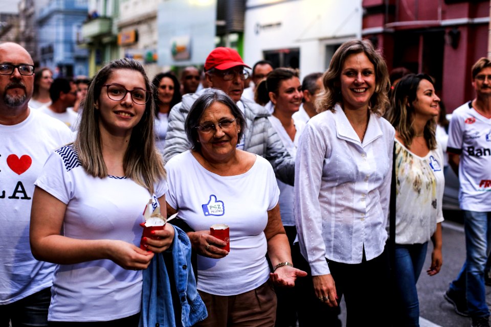 20.12.2017 - Prefeita Paula Mascarenhas e vice Idemar Barz na Noite da Paz - Caminhada Aliança Pelotas