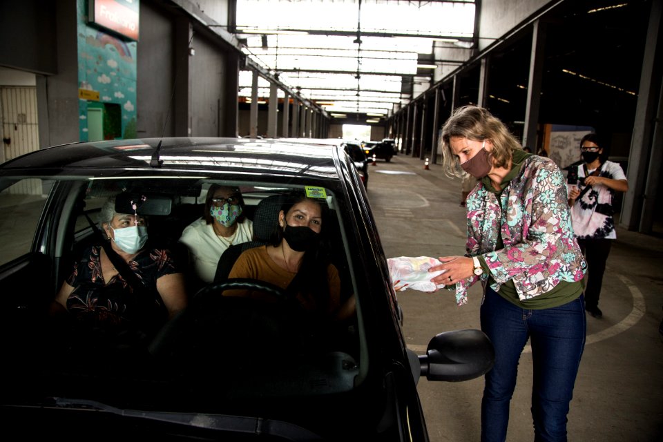 02.04.2021 - Drive-thru para 1ª dose dos idosos com 67+ anos - Foto: Gustavo Vara