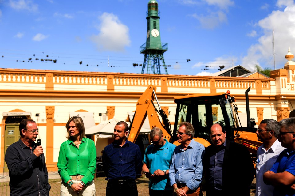 06.04.2018 - Prefeita Paula Mascarenhas e o vice Idemar barz durante entrega de uma retroescavadeira para a Secretaria de Desenvolvimento Rural - Foto: Gustavo Vara
