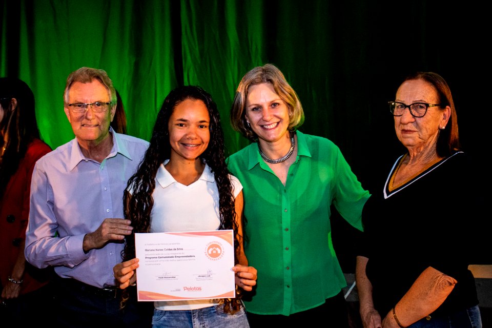 29.11.2019 - Prefeita Paula Mascarenhas e o vice Idemar Barz prestigiam a formatura dos cursos do projeto de Geração de Emprego e Renda da SHRF - Foto Michel Corvello