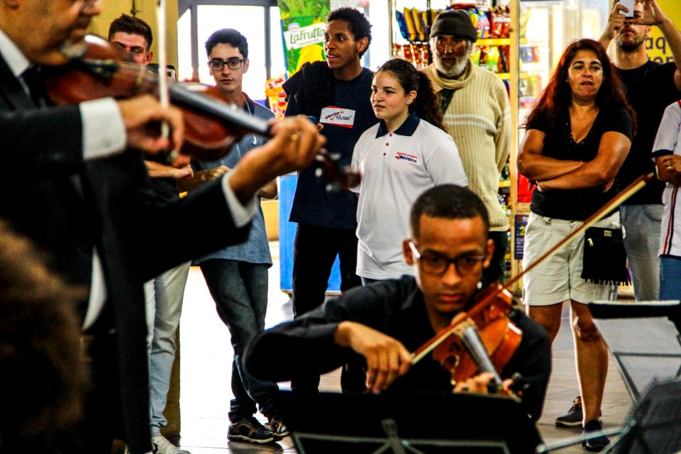 18.01.2018 - Orquestra de Câmara do Sesc/MG se apresenta na Rodoviária de Pelotas