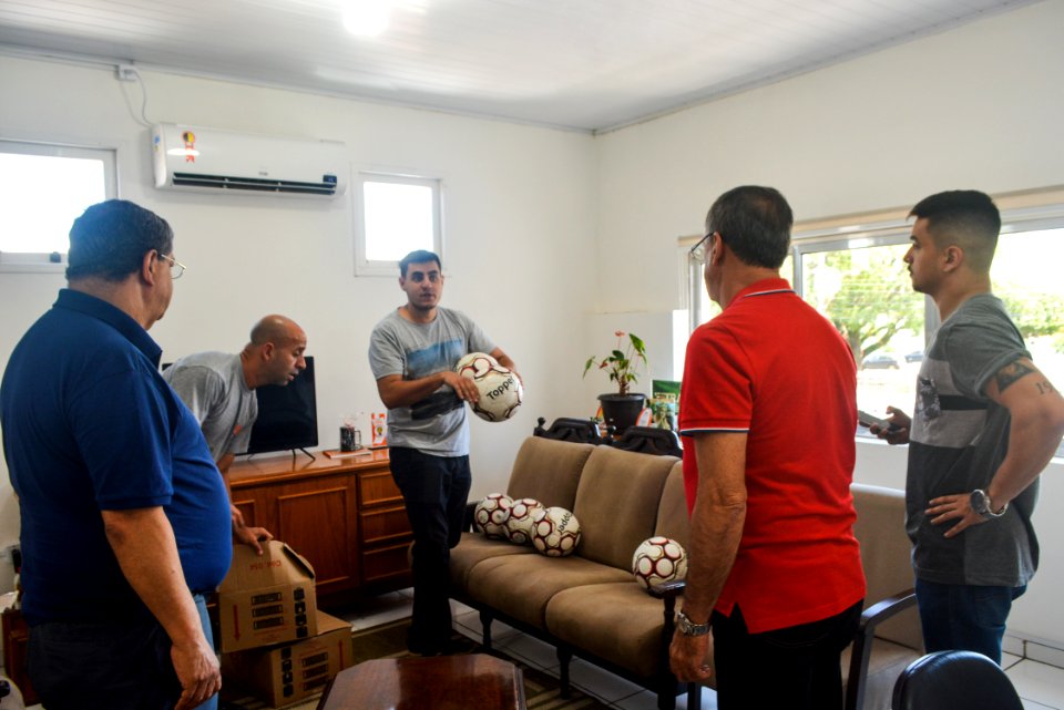 08.12.2017 - Marketing do GEB  entrega material esportivo que foi utilizado na série B (bolas, coletes) à Smed, para distribuição nas escolas