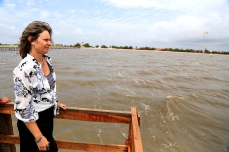 29.12.2017 - Prefeita Paula Mascarenhas durante visita e entrega da reforma do trapiche da praia do Laranjal