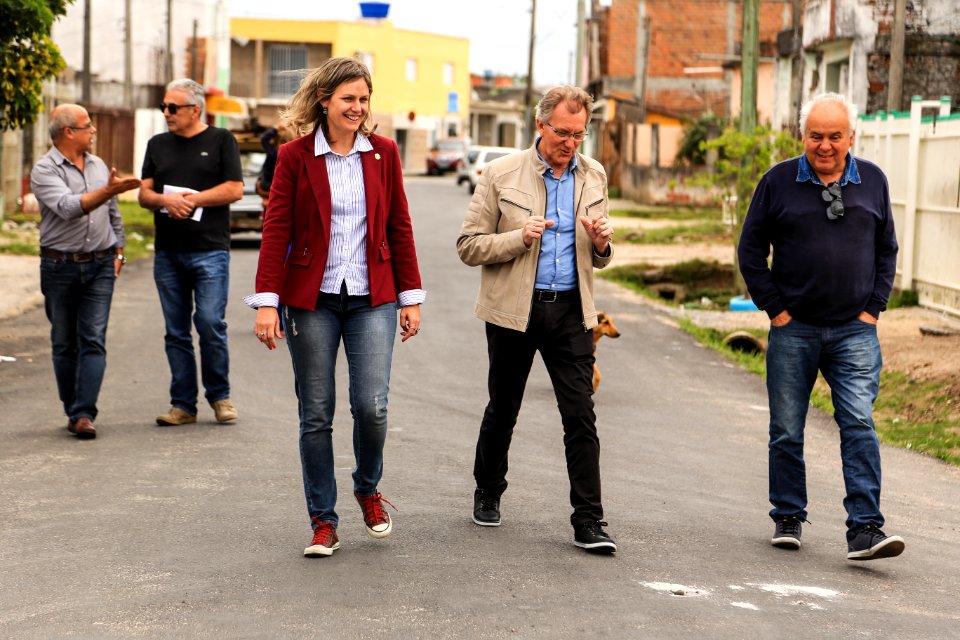 30.11.2017 - Prefeita Paula Mascarenhas e vice Idemar Barz em visita à rua 4 e a EMEI Navegantes