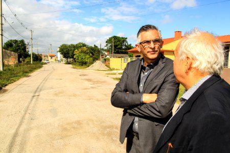 05.12.2017 - Prefeito em exercício Luiz Henrique Viana durante visita na rua Cidinei Alves Dias no Jardim Europa