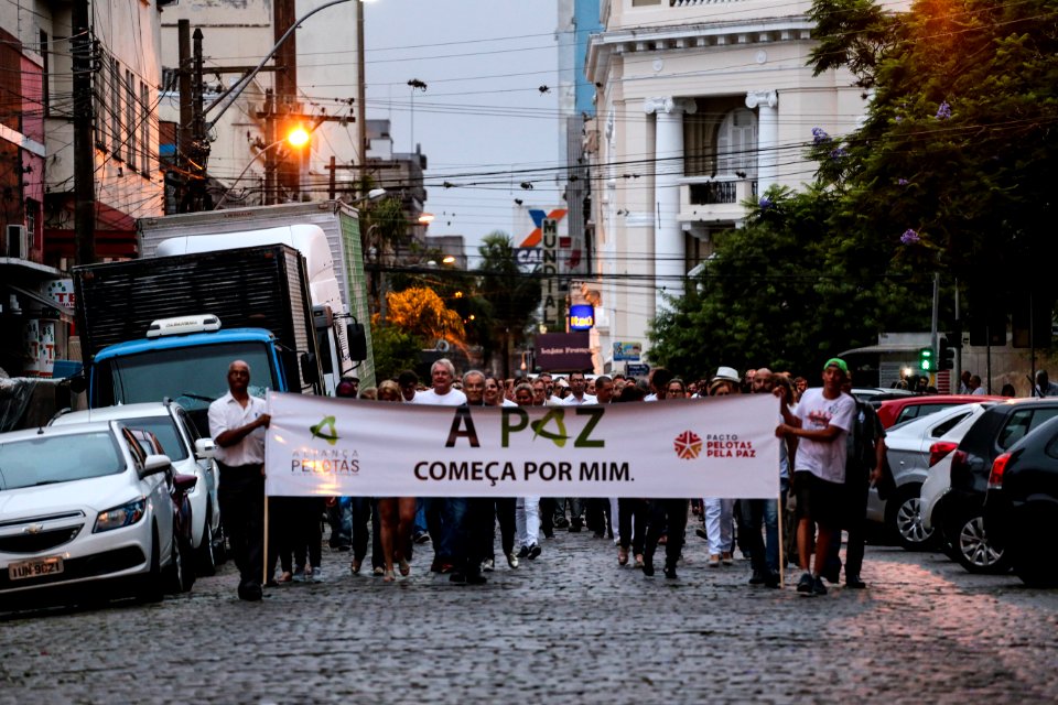 20.12.2017 - Prefeita Paula Mascarenhas e vice Idemar Barz na Noite da Paz - Caminhada Aliança Pelotas