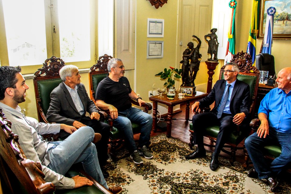 04.12.2017 - Prefeito em exercício Luiz Henrique Viana em reunião com os Vereadores da Bancada do PSDB