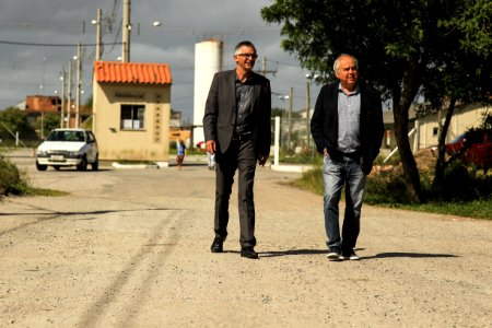 05.12.2017 - Prefeito em exercício Luiz Henrique Viana durante visita na rua Cidinei Alves Dias no Jardim Europa