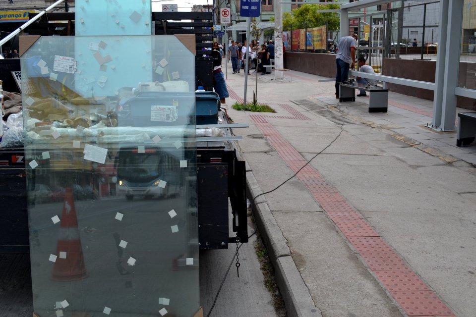 04.04.2018- SEPLAG - Colocação de vidros parada de onibus Osorio -Foto Janine Tomberg (9)