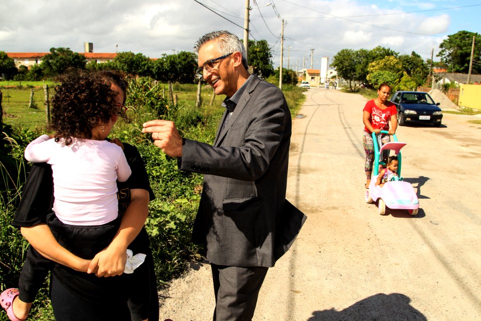 05.12.2017 - Prefeito em exercício Luiz Henrique Viana durante visita na rua Cidinei Alves Dias no Jardim Europa