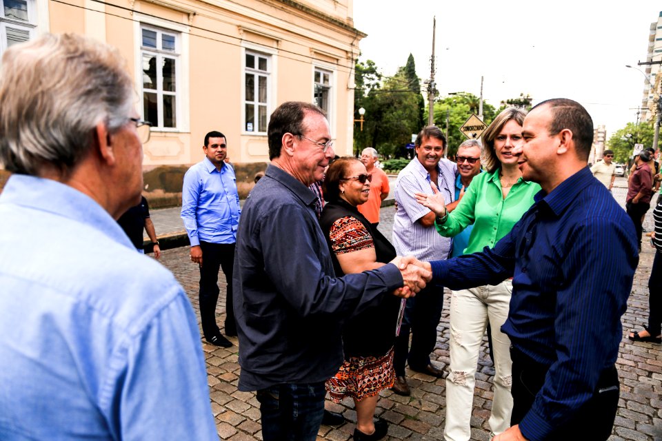 06.04.2018 - Prefeita Paula Mascarenhas e o vice Idemar barz durante entrega de uma retroescavadeira para a Secretaria de Desenvolvimento Rural - Foto: Gustavo Vara