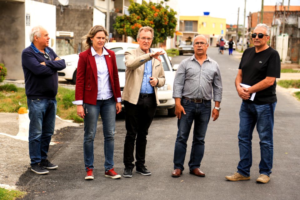 30.11.2017 - Prefeita Paula Mascarenhas e vice Idemar Barz em visita à rua 4 e a EMEI Navegantes