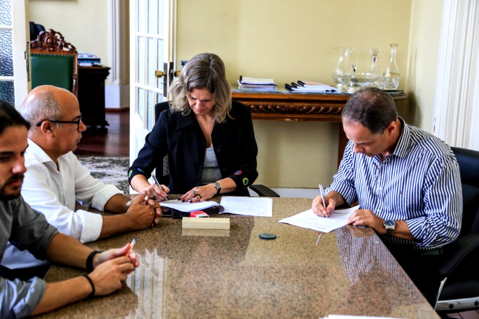 11.01.2018 - Prefeita Paula Mascarenhas na assinatura de repasse de verbas para infraestrutura de predio para a Secretaria de Assistência Social