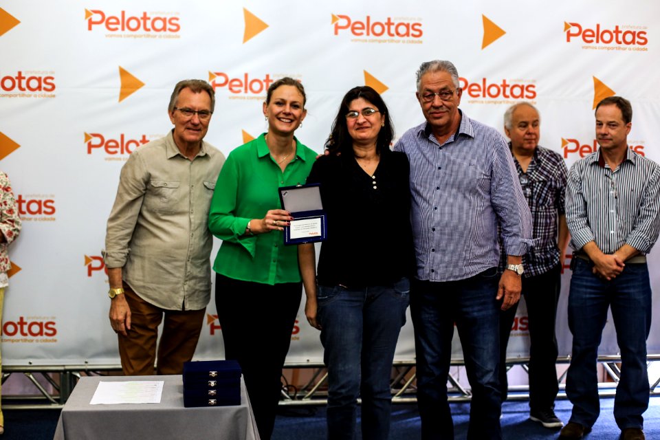 21.12.2017 - Prefeita Paula Mascarenhas e vice Idemar Barz no café da manhã com servidores
