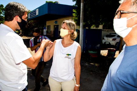 23.01.2021 - Prefeita Paula Mascarenhas em visita às obras de pavimentação e sinalização da avenida Pernambuco, no Barro Duro, acompanhada dos deputados Daniel Trzeciak e Luiz Henrique Viana - Foto: Gustavo Vara