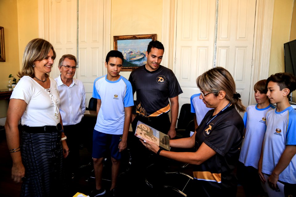 11.04.2018 - Prefeita Paula Mascarenhas durante entrega de uma homenagem dos alunos da Escola Adventista pelo dia do prefeito - Foto: Gustavo Vara
