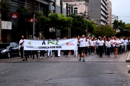 20.12.2017 - Prefeita Paula Mascarenhas e vice Idemar Barz na Noite da Paz - Caminhada Aliança Pelotas