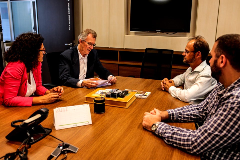 20.12.2017 - Vice-prefeito Idemar Barz em reunião na Ecosul sobre festas do Morango e Pêssego
