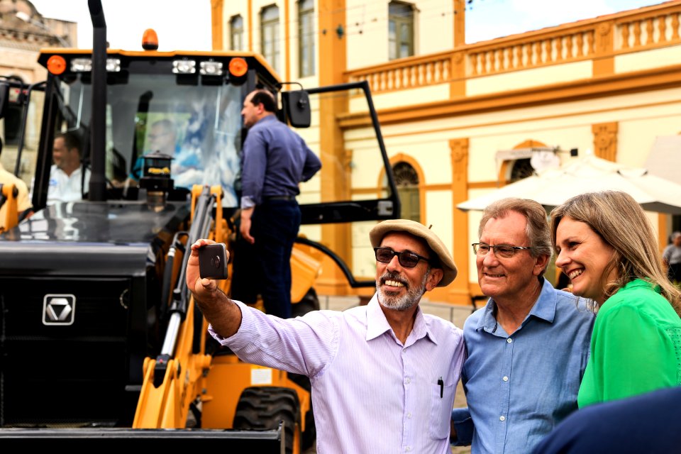 06.04.2018 - Prefeita Paula Mascarenhas e o vice Idemar barz durante entrega de uma retroescavadeira para a Secretaria de Desenvolvimento Rural - Foto: Gustavo Vara