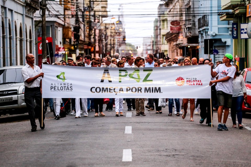20.12.2017 - Prefeita Paula Mascarenhas e vice Idemar Barz na Noite da Paz - Caminhada Aliança Pelotas