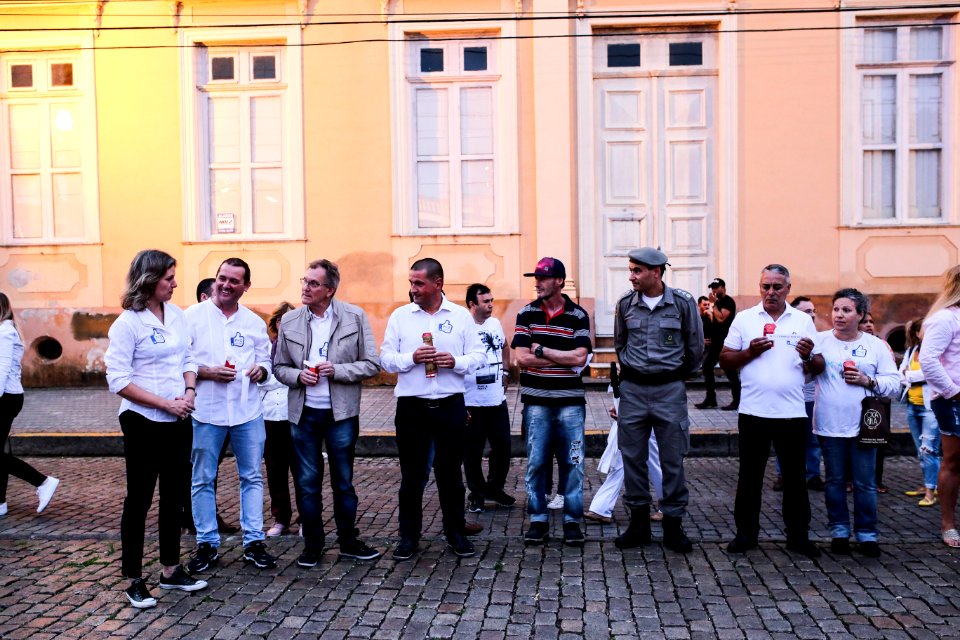 20.12.2017 - Prefeita Paula Mascarenhas e vice Idemar Barz na Noite da Paz - Caminhada Aliança Pelotas