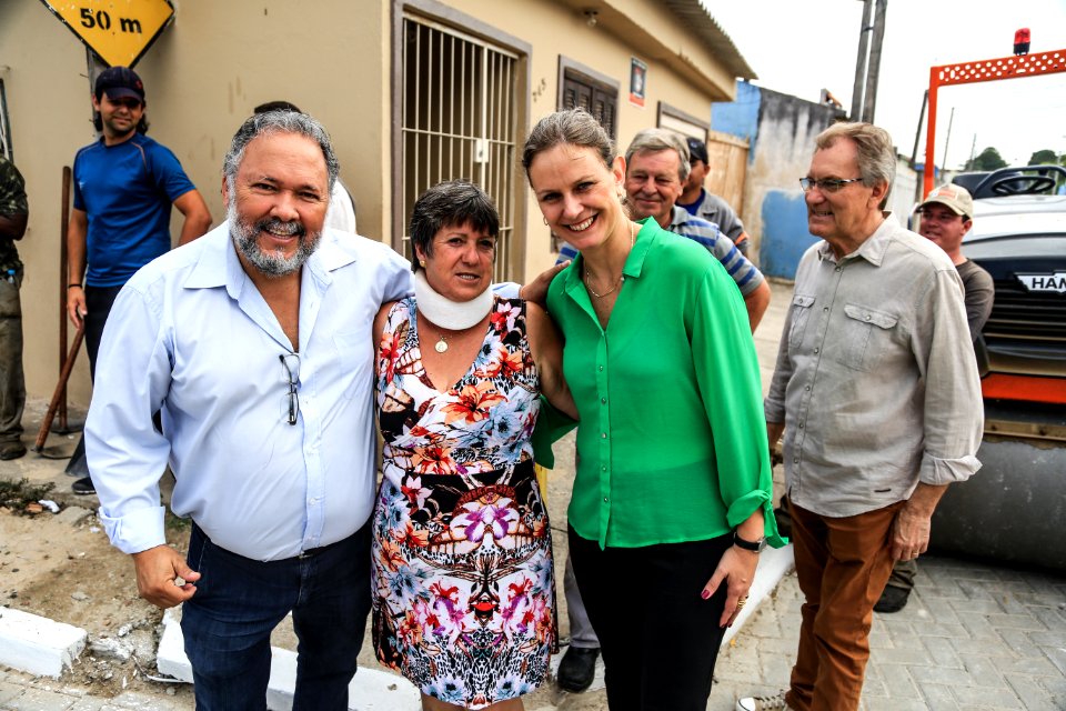 21.12.2017 - Prefeita Paula Mascarenhas e vice Idemar Barz visitam as obras no prolongamento da rua Paulo Guilayn
