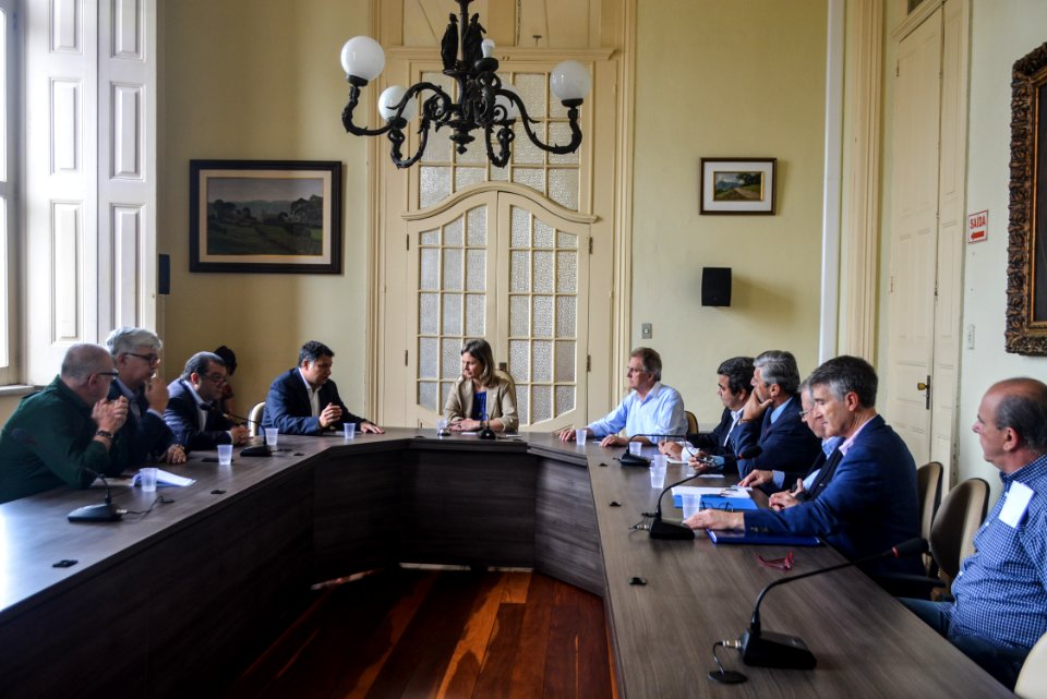 14.12..2017 - Prefeita Paula Mascarenhas em reunião com Vereador Fabrício Tavares e Empresários Portugueses