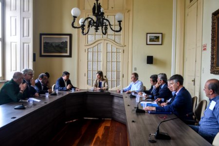 14.12..2017 - Prefeita Paula Mascarenhas em reunião com Vereador Fabrício Tavares e Empresários Portugueses