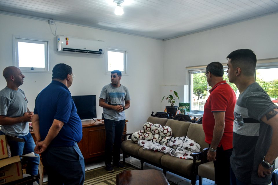 08.12.2017 - Marketing do GEB  entrega material esportivo que foi utilizado na série B (bolas, coletes) à Smed, para distribuição nas escolas