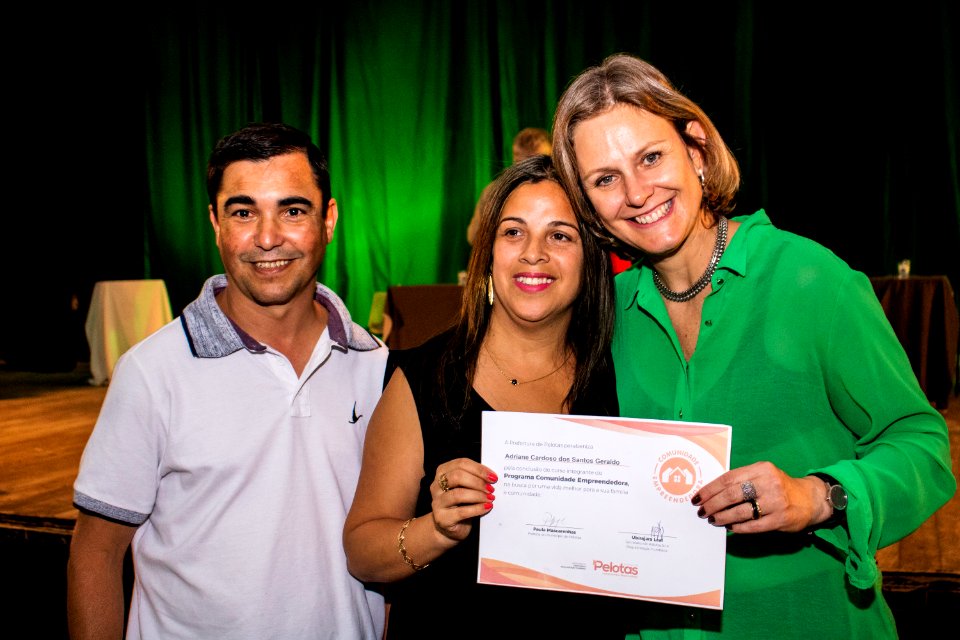 29.11.2019 - Prefeita Paula Mascarenhas e o vice Idemar Barz prestigiam a formatura dos cursos do projeto de Geração de Emprego e Renda da SHRF - Foto Michel Corvello
