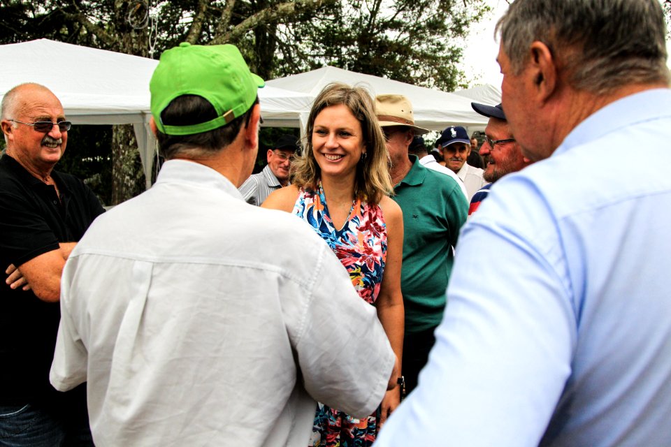 27.01.2018 - Prefeita Paula Mascarenhas durante abertura e Festa da Colheita da Uva, 8º Distrito, Colônia Santa Helena, propriedade de Dirceu Kurz - Foto: Gustavo Vara
