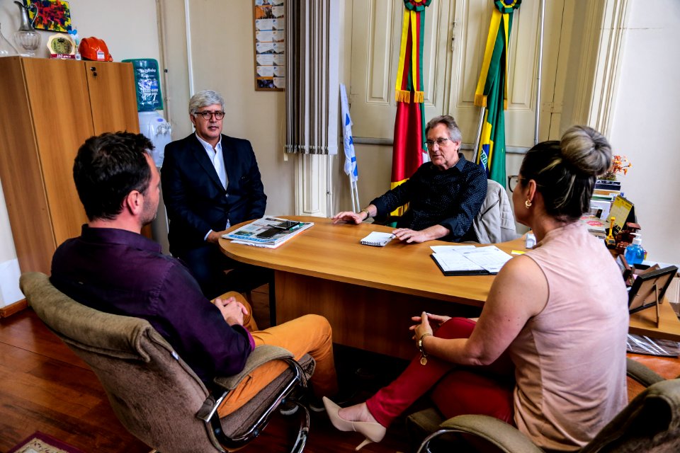21.11.2017 - Vice-prefeito Idemar Barz em reunião com secretário Sdet e empreendedores sobre Parque de Aventuras na Cascata