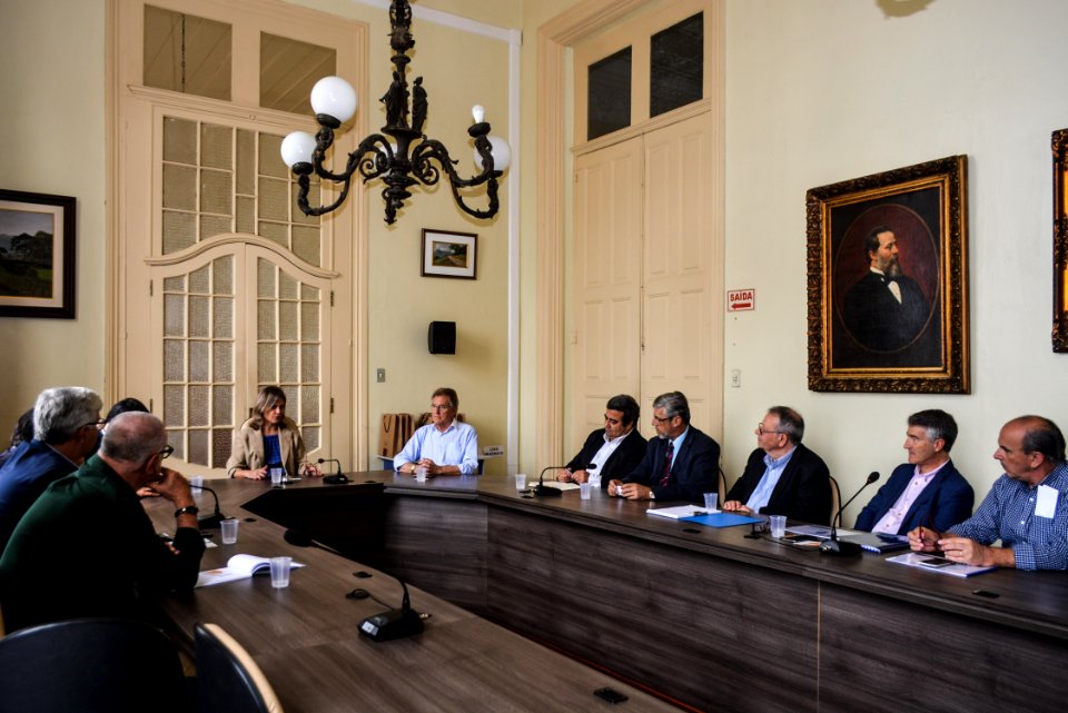 14.12..2017 - Prefeita Paula Mascarenhas em reunião com Vereador Fabrício Tavares e Empresários Portugueses