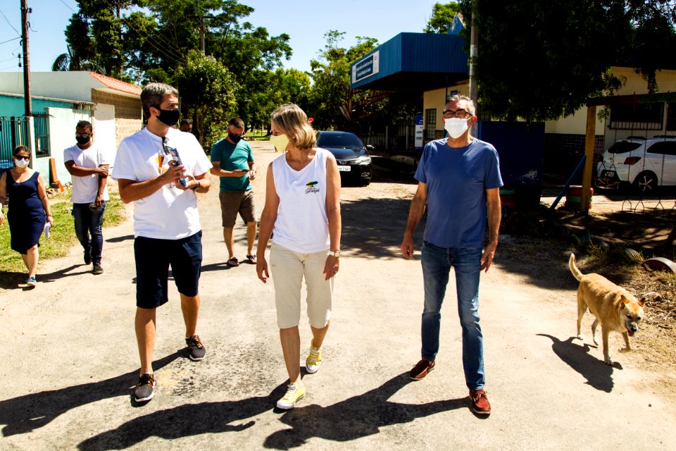 23.01.2021 - Prefeita Paula Mascarenhas em visita às obras de pavimentação e sinalização da avenida Pernambuco, no Barro Duro, acompanhada dos deputados Daniel Trzeciak e Luiz Henrique Viana - Foto: Gustavo Vara