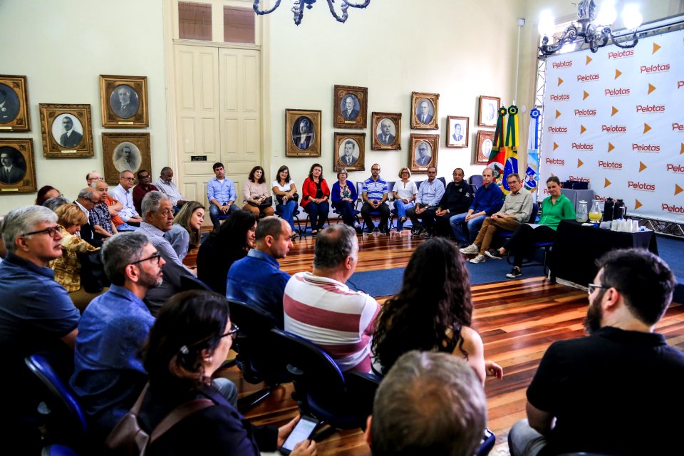 21.12.2017 - Prefeita Paula Mascarenhas e vice Idemar Barz no café da manhã com servidores