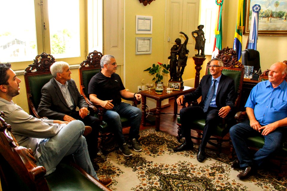 04.12.2017 - Prefeito em exercício Luiz Henrique Viana em reunião com os Vereadores da Bancada do PSDB