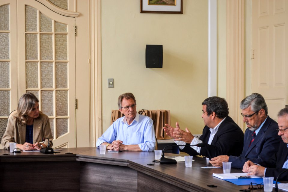 14.12..2017 - Prefeita Paula Mascarenhas em reunião com Vereador Fabrício Tavares e Empresários Portugueses