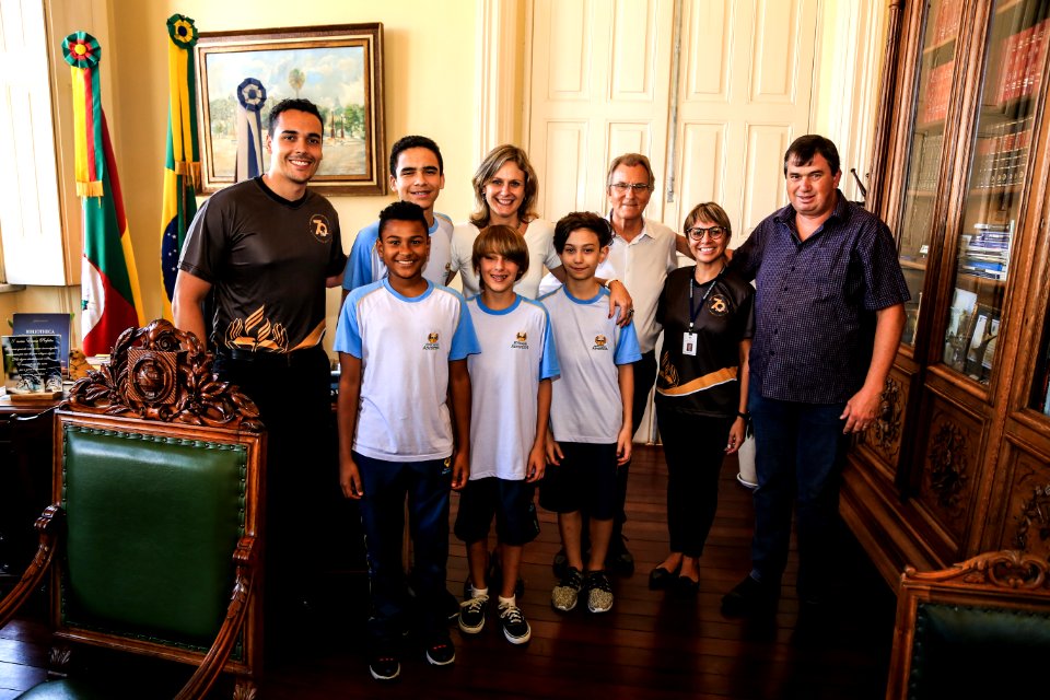 11.04.2018 - Prefeita Paula Mascarenhas durante entrega de uma homenagem dos alunos da Escola Adventista pelo dia do prefeito - Foto: Gustavo Vara