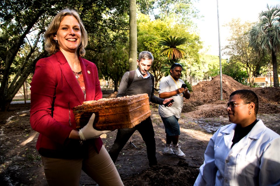 07.05.2019 - Prefeitura encontra caixa enterrada no monumento que homenageia Yolanda Pereira, a primeira brasileira a conquistar o título de Miss Universo, em 1930 - Foto: Gustavo Vara
