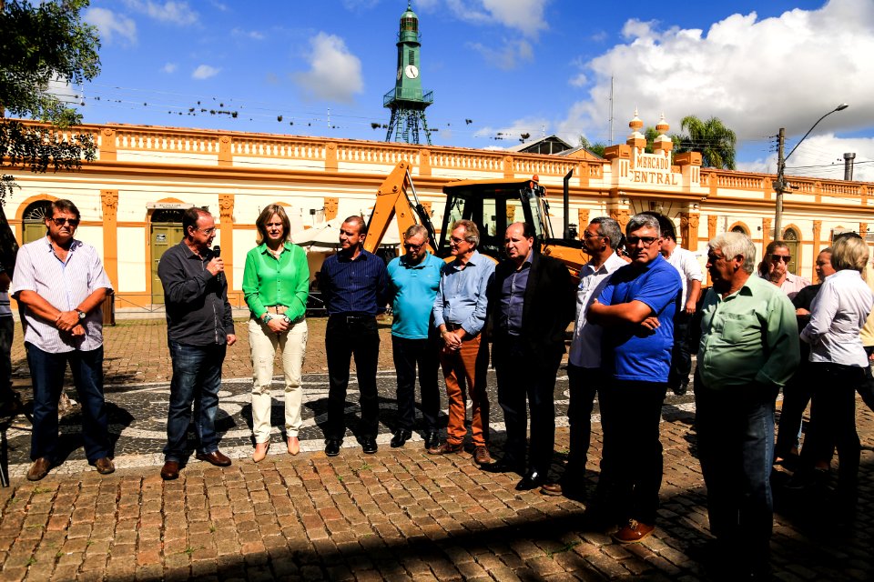 06.04.2018 - Prefeita Paula Mascarenhas e o vice Idemar barz durante entrega de uma retroescavadeira para a Secretaria de Desenvolvimento Rural - Foto: Gustavo Vara
