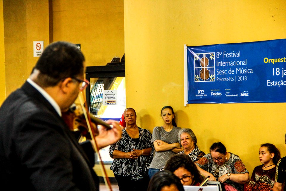 18.01.2018 - Orquestra de Câmara do Sesc/MG se apresenta na Rodoviária de Pelotas