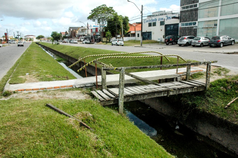29.11.2017 - SSUI, construção de ponte nova para travessia de pedestres na avenida São Francisco Paula