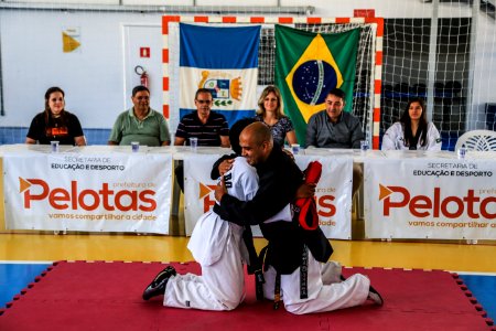 05.01.2018 - Prefeita Paula Mascarenhas na entrega das faixas pretas aos alunos de escolas municipais do Dunas e membros dos projeto Vida Ativa e Quem Luta Não Briga