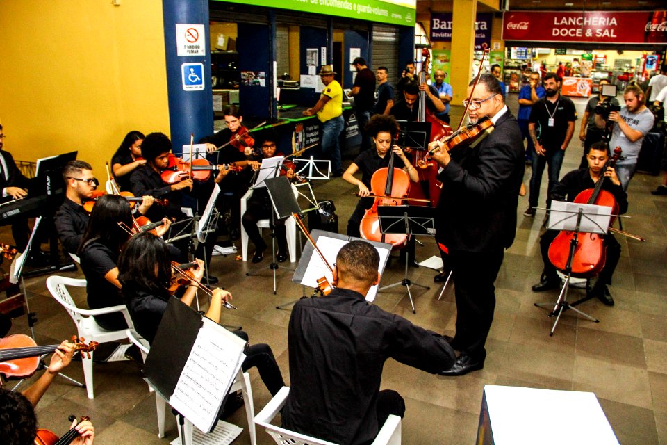 18.01.2018 - Orquestra de Câmara do Sesc/MG se apresenta na Rodoviária de Pelotas