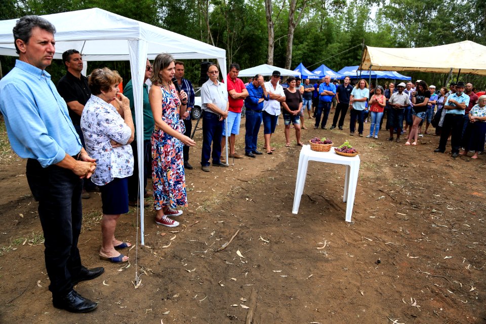 27.01.2018 - Prefeita Paula Mascarenhas durante abertura e Festa da Colheita da Uva, 8º Distrito, Colônia Santa Helena, propriedade de Dirceu Kurz - Foto: Gustavo Vara