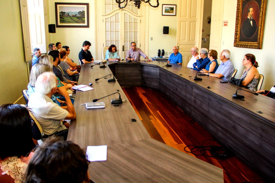 28.12.2017 - Secretária de Governo Clotilde Victória representa a Prefeita na assinatura dos contratos das escolas assistenciais