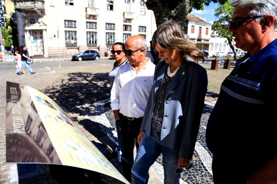 14.02.2018 - Prefeita Paula Mascarenhas acompanha instalação de placas turísticas - Foto: Gustavo Vara